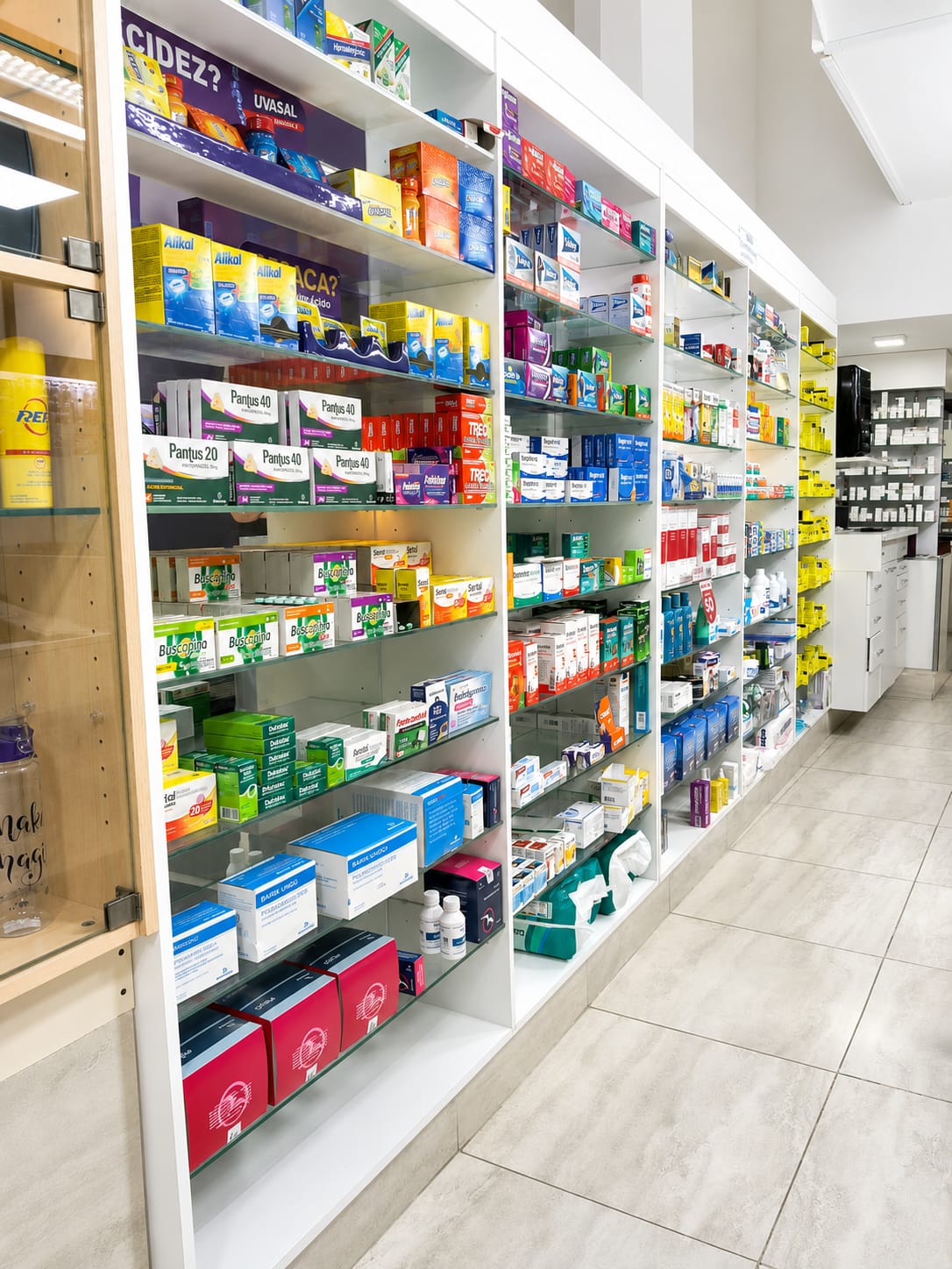 Estanterías de medicamentos Farmacia Caimmi