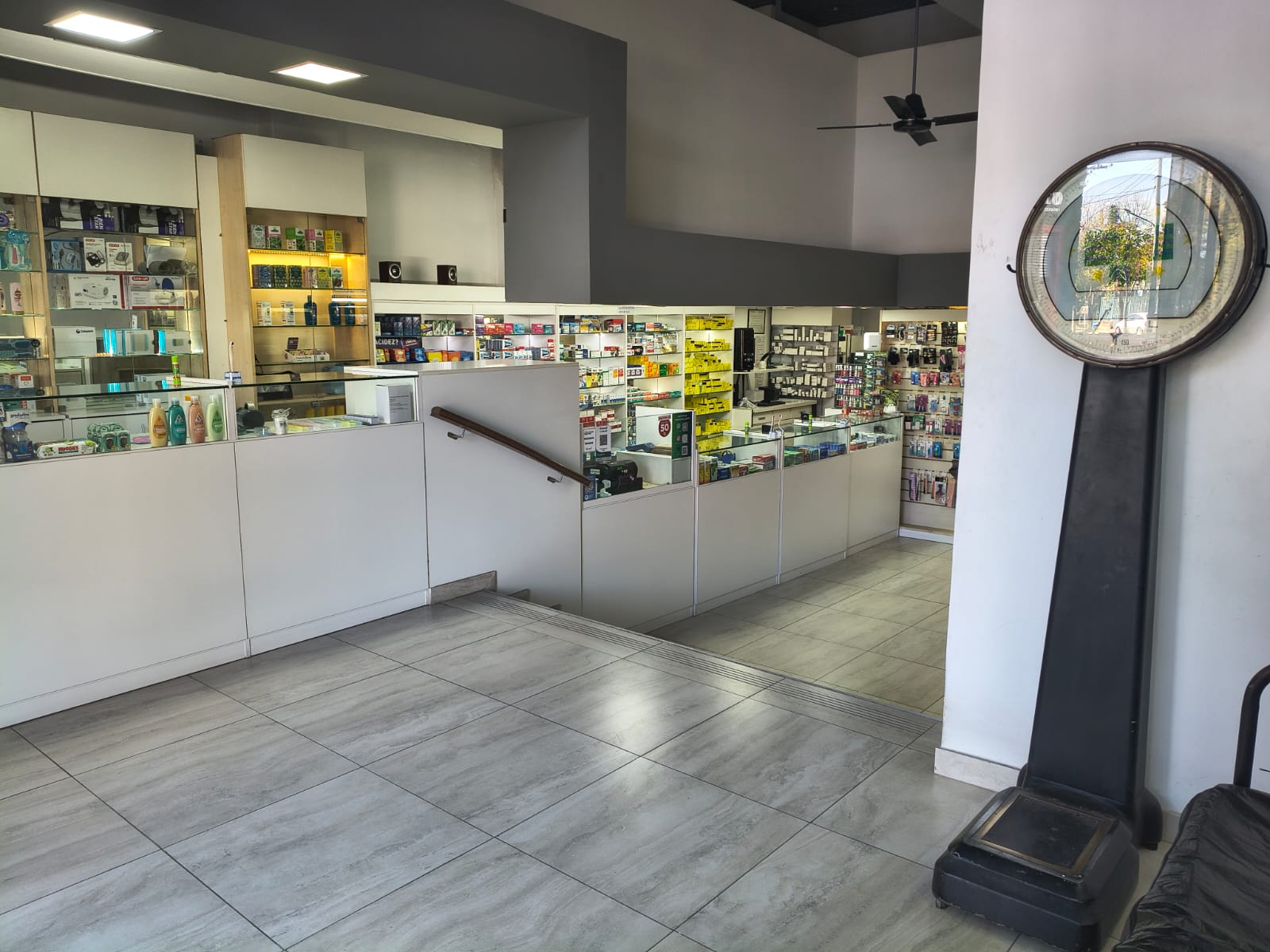 Interior Farmacia Caimmi